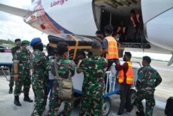 Tiga jenazah prajurit TNI korban penembakan gerombolan bersenjata diterbangkan ke kampung halaman masing-masing dari Mimika, Papua. (Courtesy: Pendam XVII/Cenderawasih, Papua).