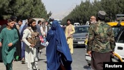 ကဘူး လေဆိပ်ဝန်းကျင်မှာ တွေ့ရသည့် တာလီဘန်များ။ ( August 27, 2021. REUTER)