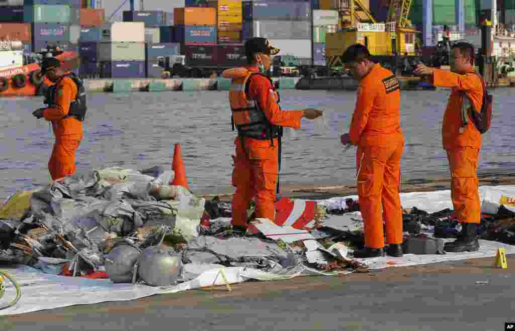 인도네시아 저가 항공사인 라이언 에어의 JT-610편이 자카르타 탄중 프리오크 항구 인근 해역에서 추락한 가운데, 인도네시아 수색구조 대원들이 바다에서 건진 항공기 동체와 탑승객의 소지품들을 조사하고 있다.