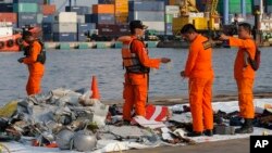 Tim SAR Indonesia memeriksa puing-puing pesawat di Tanjung Priok, Jakarta, 29 Oktober 2018, yang diperkirakan pecahan pesawat milik maskapai Lion Air yang jatuh.