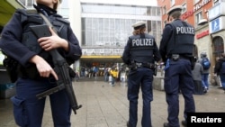 Cảnh sát Đức canh gác tại nhà ga xe lửa chính ở Munich, ngày 1/1/2016.
