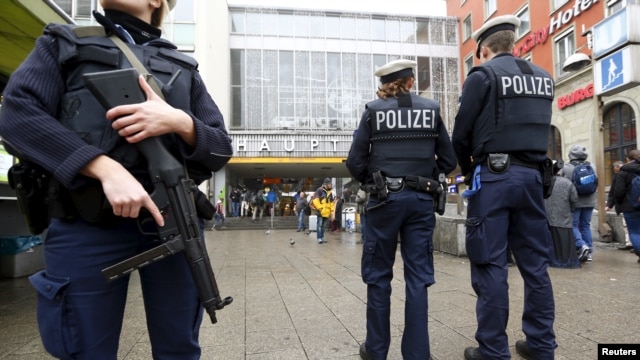 La policía alemana vigila principal estación de trenes de Múnich, en Bavaria.