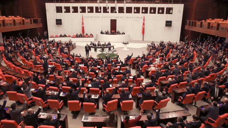 پەرلەمانی تورکیا مافی ئەندامێتی لە 3 پەرلەمانتار سەندەوە