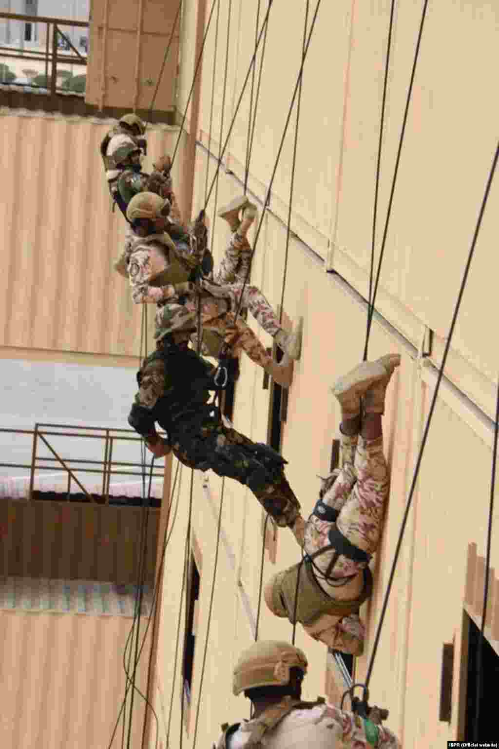 پرنس نائف سکیورٹی سٹی میں ہونے والی ان مشقوں میں شرکت کے لیے پاکستانی فوج کے کئی اعلیٰ افسران بھی سعودی عرب میں ہیں۔
