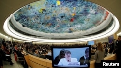 Delegados escuchan el discurso de la nueva Alta Comisionada de la ONU para DD.HH. Michelle Bachelet en Ginebra, Suiza, el lunes, 10 de septiembre de 2018.