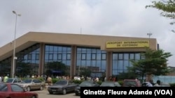 Façade de l'aéroport international cardinal Bernardin Gantin de Cotonou, le 17 mai 2017. (VOA/Ginette Fleure Adande)