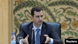 Presiden Suriah Bashar al-Assad berbicara kepada para pejabat dalam pemerintahan barunya di Damaskus, Suriah (Foto: dok). Presiden Assad telah merombak kabinetnya, kecuali pos-pos utama seperti kementerian pertahanan dan dalam negeri.