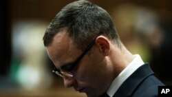 Oscar Pistorius akisikiliza kesi yake mahakamani Pretoria, Afrika kusini. May 14, 2014. 