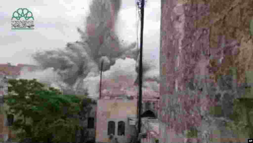 Gambar yang diambil dari video amatir yang diunggah oleh Shaam News Network (SNN) ini, memperlihatkan ledakan yang menghancurkan Hotel Carlton di Aleppo, Suriah (8/5).