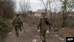 Tentara Azerbaijan membersihkan ranjau di pedesaan di luar kota Fuzuli pada 26 November 2020. Pada 27 Mei 2021, 6 tentara Armenia ditangkap Azerbaijan. (Foto: AFP)