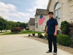 Ông Michael Nguyễn đứng trước nhà của ông trong một khu dân cư khá giả ở thành phố Sterling Heights, bang Michigan, ngày 12 tháng 9, 2020.