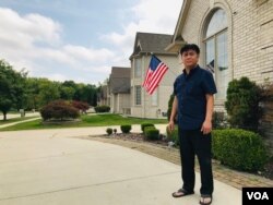 Ông Michael Nguyễn đứng trước nhà của ông trong một khu dân cư khá giả ở thành phố Sterling Heights, bang Michigan, ngày 12 tháng 9, 2020.