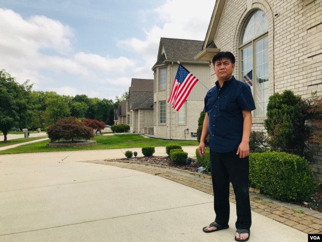 Ông Michael Nguyễn đứng trước nhà của ông trong một khu dân cư khá giả ở thành phố Sterling Heights, bang Michigan, ngày 12 tháng 9, 2020.