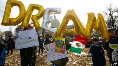 Activistas protestan en Washington D.C. a favor de los inmigrantes "soñadores", jóvenes traídos a EE.UU. en la infancia y que estuvieron amparados de la deportación por el programa DACA de la era Obama, que el presidente Donald Trump, terminó en 2017.