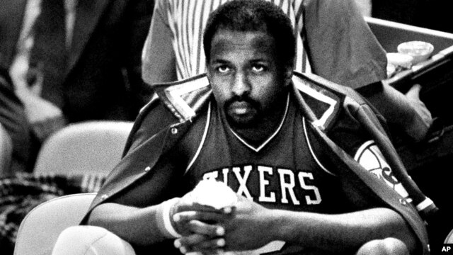 Moses Malone con la camiseta de los 76ers en el Madison Square Garden de Nueva York, en 1984.