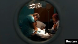 Un enfant est opéré à l'hôpital de Birtraria, à Alger, le 15 août 2012.