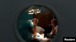 Un enfant opéré à l'hôpital de Birtraria, à Alger, le 15 août 2012.