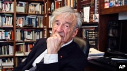 Ảnh tư liệu - Ông Elie Wiesel tại văn phòng ở New York, ngày 12 tháng 9 năm 2012.