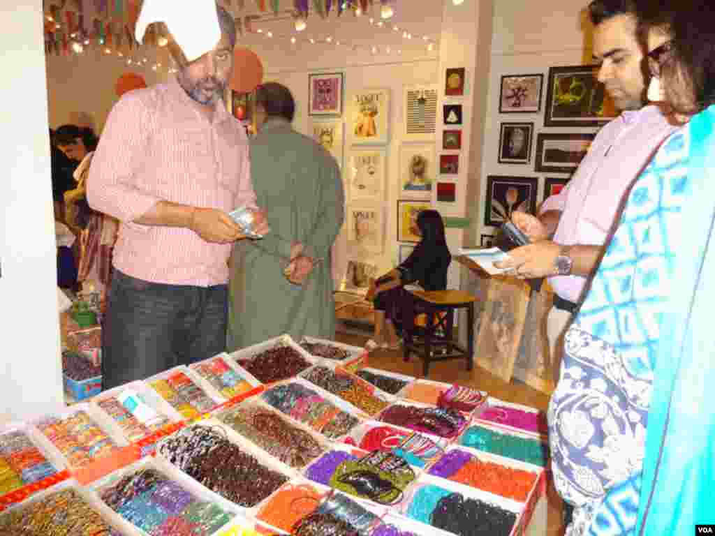 اس آرٹ بازار میں نوجوانوں کے تخلیق کردہ آرٹ کے نمونوں کے اسٹال سمیت اندرون سندھ سے آئے ہوئے فنکاروں کے اسٹال بھی شامل تھے۔