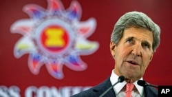 U.S. Secretary of State John Kerry speaks during a news conference at the ASEAN forum in Bandar Seri Begawan, Brunei, July 1, 2013. 