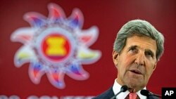 U.S. Secretary of State John Kerry speaks during a news conference at the ASEAN forum in Bandar Seri Begawan, Brunei, July 1, 2013. 