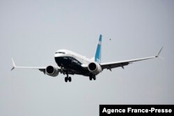 Sebuah pesawat Boeing 737 MAX yang dikemudikan oleh Administrator Administrasi Penerbangan Federal (FAA) Steve Dickson mendarat setelah penerbangan evaluasi di Boeing Field di Seattle, Washington, 30 September 2020. (Foto: AFP)