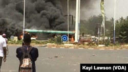 Un incendie à Lomé, au Togo, le 28 février 2017. (VOA/Kayi Lawson)