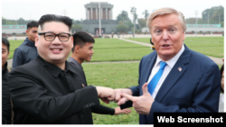 Hai người đàn ông giả làm ông Donald Trump và ông Kim Jong Un tại Hà Nội ngày 22/2/2019. Photo Zing.