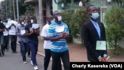 Les membres de la LUCHA marchent mains liées et bouche bandée lors d'une marche à Goma, RDC, 15 mrs 2016.