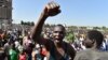 Des manifestants défilent avec des calicots arborant la mention &ldquo;Non&nbsp; au pouvoir à vie&nbsp;&raquo; adressée au président Blaise Compaoré, à Ouagadougou, Burkina Faso, le 20 octobre 2014. La police a lancé des grenades à gaz lacrymogène aux&nbsp; manifestants qui ont usé des pierres à la fin d&rsquo;une manifestation qui avait regroupé des dizaines de milliers de gens. REUTERS/Joe Penney
