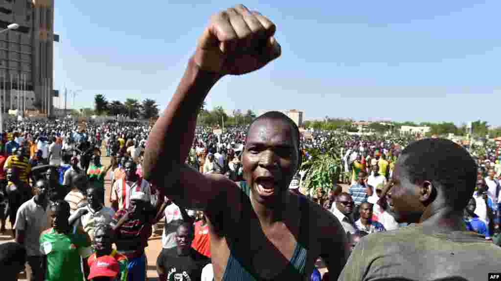 Des manifestants défilent avec des calicots arborant la mention &ldquo;Non&nbsp; au pouvoir à vie&nbsp;&raquo; adressée au président Blaise Compaoré, à Ouagadougou, Burkina Faso, le 20 octobre 2014. La police a lancé des grenades à gaz lacrymogène aux&nbsp; manifestants qui ont usé des pierres à la fin d&rsquo;une manifestation qui avait regroupé des dizaines de milliers de gens. REUTERS/Joe Penney 