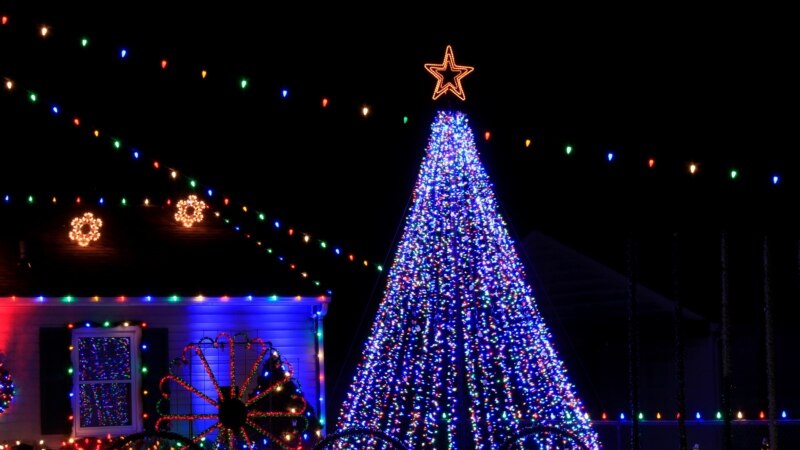 Small American Town Changes Christmas Tradition 