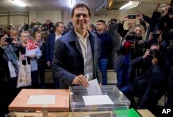Alberto Rivera, líder del partido Ciudadanos, vota en la elección general de España en Hospitalet de Llobregat, Barcelona, el domingo 28 de abril de 2019.