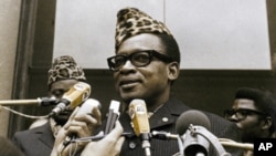 Le 26 mars 1973, le président zambien, Joseph Mobutu, s'entretient avec la presse en attente de son départ du Palais des Elysées à Paris.