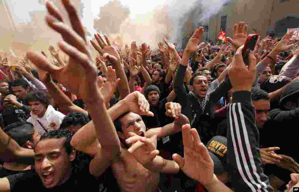 在埃及法院對引起致命足球騷亂的21個人判處死刑後，埃及足球迷在他們位於開羅的俱樂部總部前聚集。那次騷亂發生在2012年，在塞得港導致70多人死亡。