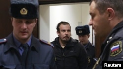 19일 그린피스 소속 활동가가 러시아 페테르부르크의 법원에 들어서고 있다. 이 날 법원은 그린피스 소속 외국인 활동가 7명에 보석을 허가했다.