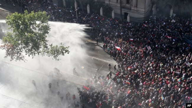 El presidente Sebastián Piñera anunció cambios en su gabinete con la esperanza de devolver la paz a las calles después de días de protestas.