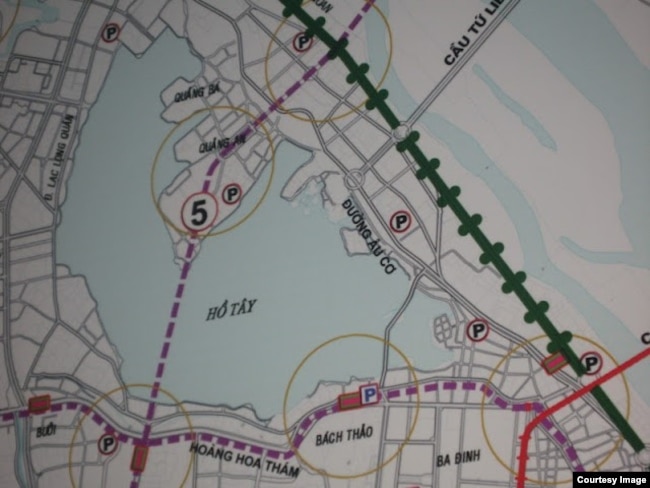 Bản đồ Quy hoạch Hà Nội trong cuộc triển lãm ngày 20/4/2010 tại Trung tâm Triển lãm Vân Hồ – phần quy hoạch vạch tuyến đường sắt đô thị số 5 xuyên qua Hồ Tây và Phủ Tây Hồ. (Ảnh: Phạm Viết Đào)