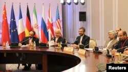 Para anggota delagasi Iran yang dipimpin oleh kepala negosiasi nuklir, Saeed Jalili (dua dari kanan), hadir dalam pembicaraan nuklir di Almaty, Kazakhstan (26/2). 