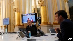 法國總統馬克龍（右）在愛麗舍宮通過視頻與世界衛生組織總幹事譚德塞（Tedros Adhanom Ghebreyesus）就新型冠狀病毒疫情進行在線交談（2020年4月24日）