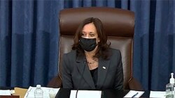 参议院电视显示副总统哈里斯为通过与拜登新冠病毒纾困方案有关的预算决议案投下打破平衡的关键一票。(2021年2月5日)