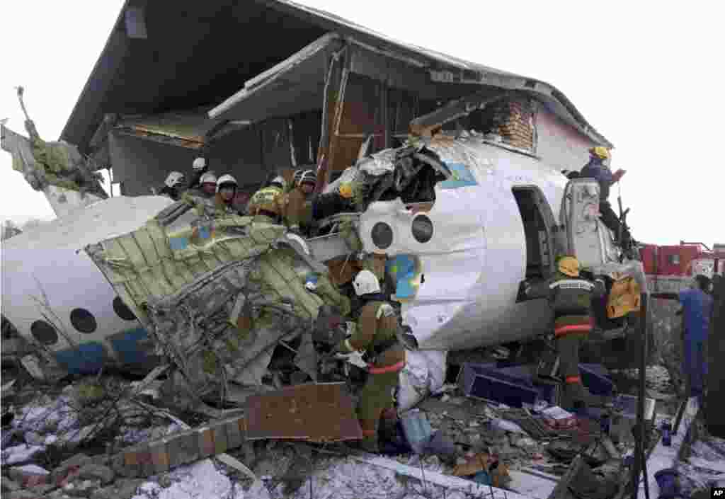 بر اثر سقوط یک هواپیمای مسافربری در روز جمعه در قزاقستان، دست کم ۱۲ سرنشین آن کشته و ده&zwnj;ها تن دیگر مجروح شدند. 