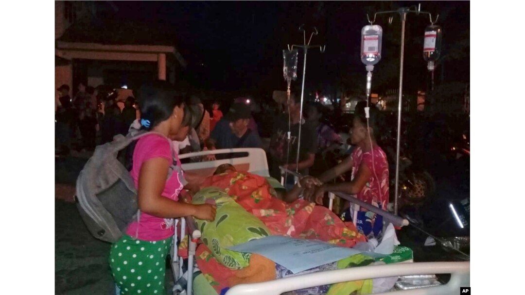 Pasien dievakuasi dari rumah sakit pasca gempa kuat di Poso, Sulawesi Tengah, Indonesia, Jumat, 28 September 2018.