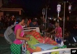 Pasien dievakuasi dari rumah sakit pasca gempa kuat di Poso, Sulawesi Tengah, Indonesia, Jumat, 28 September 2018.