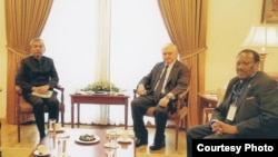 Youk Chhang, executive director of the Documentation Center of Cambodia meets with Armenian Foreign Minister Edward Nalbandian. (Courtesy photo)