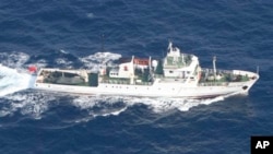 日本海上警卫队公布的照片显示，一艘中国渔政船2012年9月18日在有争议的钓鱼岛附近航行。