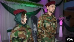 صمیم جباری و همسرش که در شب عروسی شان لباس نظامی پوشیده اند