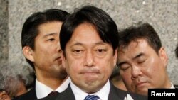 2013年2月5日，日本防卫大臣小野寺五典在东京对记者谈话