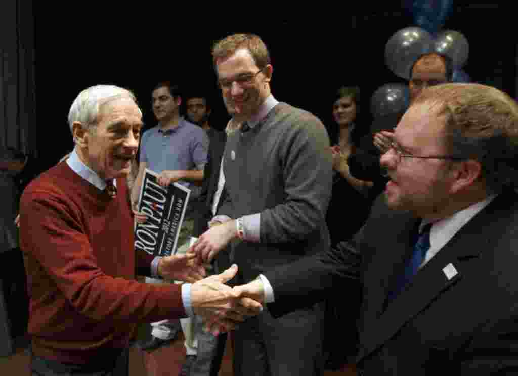 Ron Paul berterima kasih kepada para staf kampanyenya di Golden Valley, Minnesota setelah usai kaukus di Minnesota (7/2) (AP).