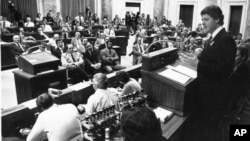 فرماندار آرکانزاس، بيل کلينتون، در جلسه مشترک دو مجلس ايالتی در سال ۱۹۸۹ سخنرانی میکند